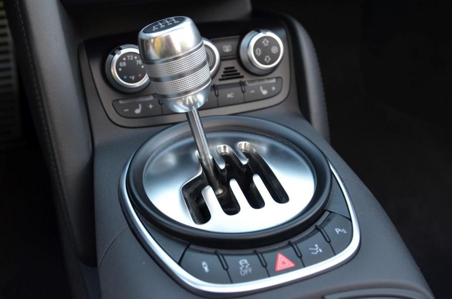 Детали интерьера Audi R8 Spyder 2011 года  (NA) (фото 42 из 59)